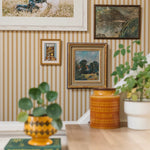 Summer Gray Niton gestreept behang voor de kinderkamer neutrale kinderkamer meisjeskamer jongenskamer babykamer marigold warm geel