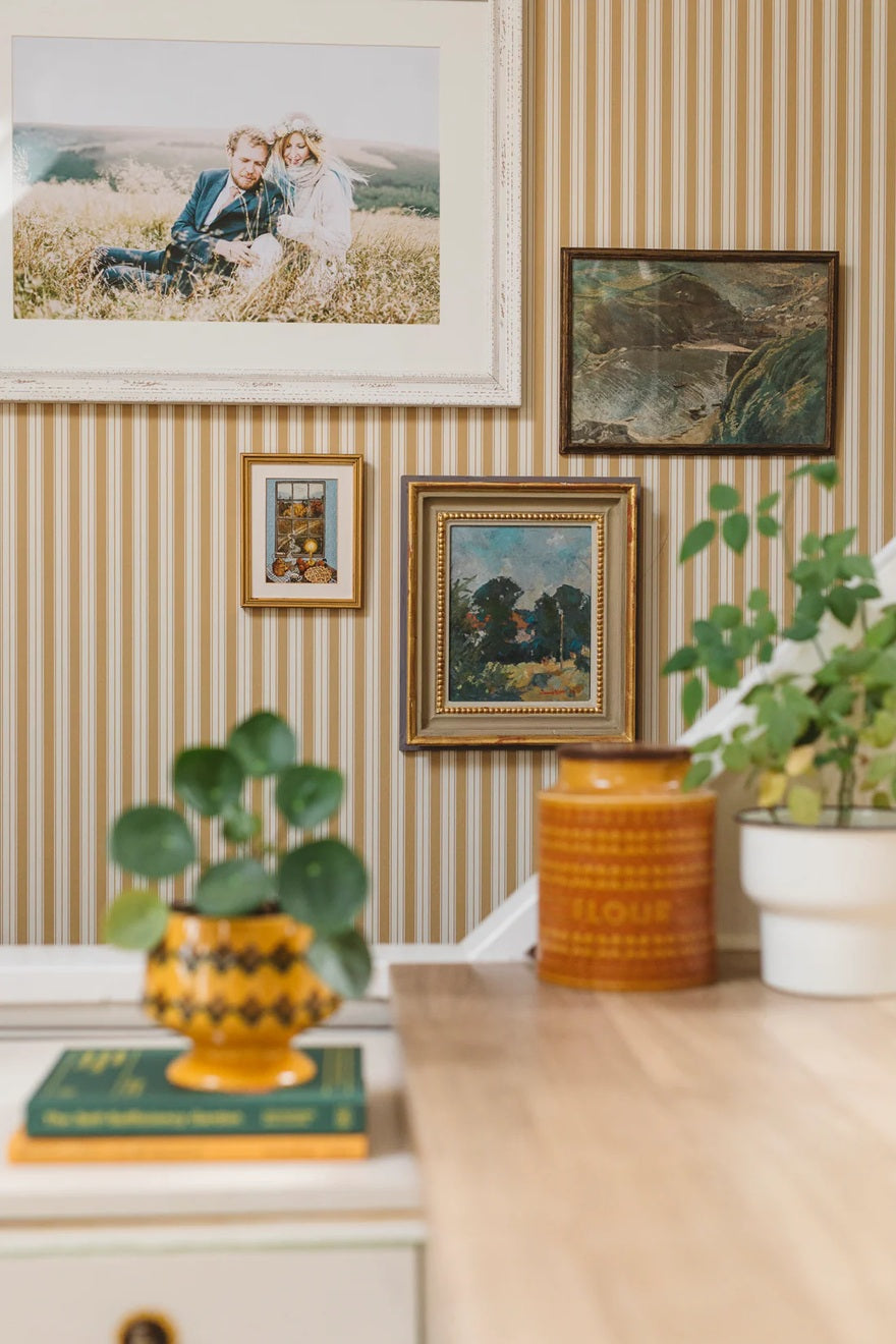 Summer Gray Niton gestreept behang voor de kinderkamer neutrale kinderkamer meisjeskamer jongenskamer babykamer marigold warm geel