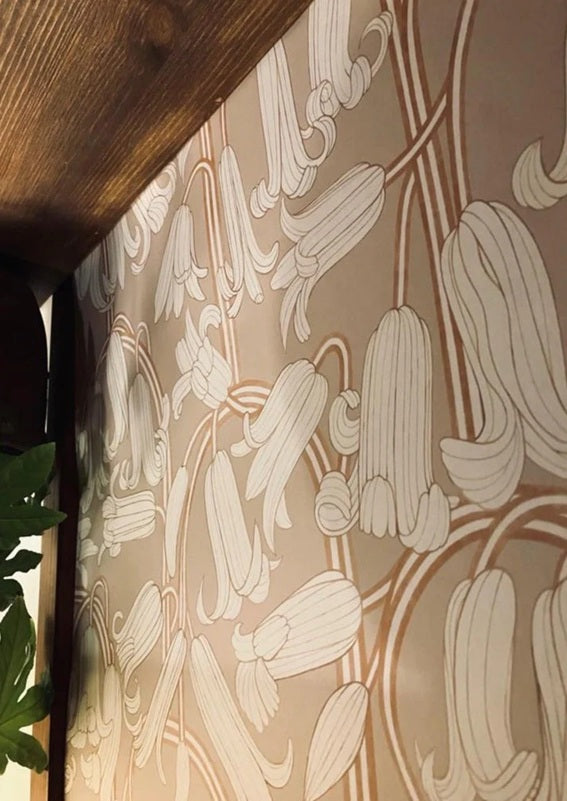 Summer Gray Bluebells behang voor de kinderkamer en babykamer zand lichtbruin 