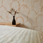 Summer Gray Bluebells pink and cream behang voor de meisjeskamer en babykamer lichtroze en creme.