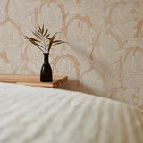 Summer Gray Bluebells pink and cream behang voor de meisjeskamer en babykamer lichtroze en creme.