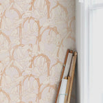 Summer Gray Bluebells pink and cream behang voor de meisjeskamer en babykamer lichtroze en creme.