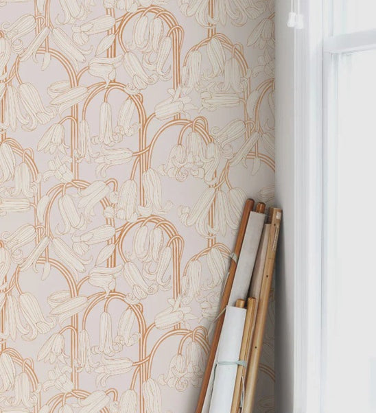 Summer Gray Bluebells pink and cream behang voor de meisjeskamer en babykamer lichtroze en creme.