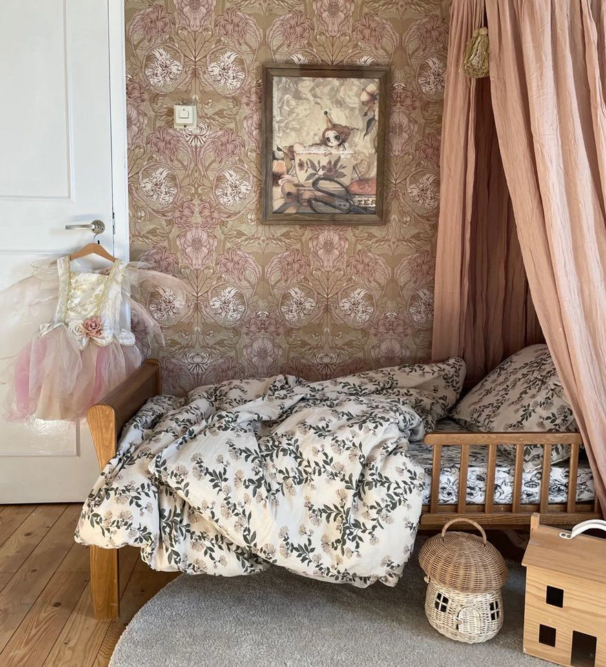 Summer Gray bloemen behang voor de meisjeskamer en babkamer roze en bruin Cecilia Blush