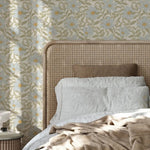 Summer Gray Fredrik Lake bloemenbehang voor de kinderkamer en babykamer in offwhite groen en lichtblauwe kleuren.