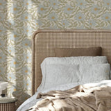 Summer Gray Fredrik Lake bloemenbehang voor de kinderkamer en babykamer in offwhite groen en lichtblauwe kleuren.