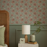 Summer Gray Fredrik Ruby bloemenbehang voor de kinderkamer en babykamer in lichtblauw groen en rood/roze kleuren.
