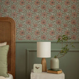 Summer Gray Fredrik Ruby bloemenbehang voor de kinderkamer en babykamer in lichtblauw groen en rood/roze kleuren.