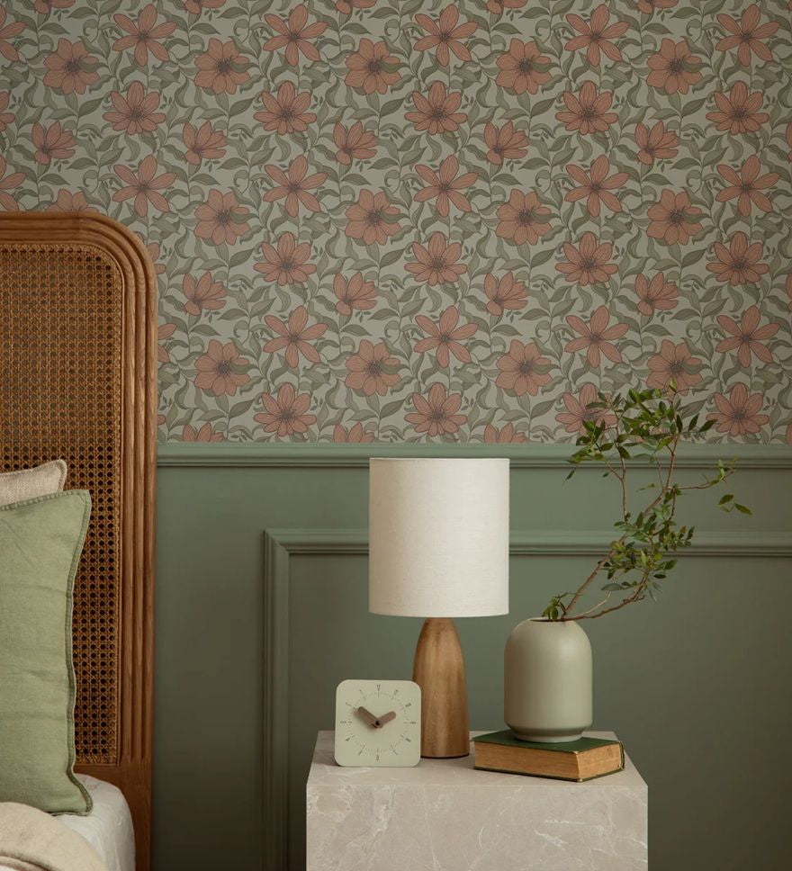 Summer Gray Fredrik Ruby bloemenbehang voor de kinderkamer en babykamer in lichtblauw groen en rood/roze kleuren.