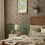 Summer Gray Fredrik Ruby bloemenbehang voor de kinderkamer en babykamer in lichtblauw groen en rood/roze kleuren.