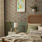 Summer Gray Fredrik Ruby bloemenbehang voor de kinderkamer en babykamer in lichtblauw groen en rood/roze kleuren.