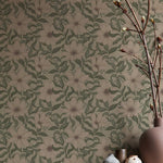 Summer Gray Fredrik Spring bloemenbehang voor de kinderkamer en babykamer in beige groen en offwhite kleuren.