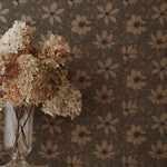 Summer Gray Fredrik Taupe bloemenbehang voor de kinderkamer en babykamer in taupe groen en offwhite kleuren.