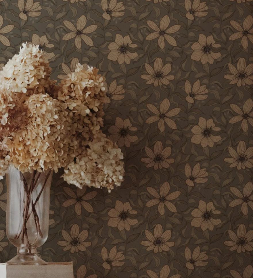 Summer Gray Fredrik Taupe bloemenbehang voor de kinderkamer en babykamer in taupe groen en offwhite kleuren.