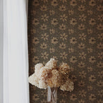 Summer Gray Fredrik Taupe bloemenbehang voor de kinderkamer en babykamer in taupe groen en offwhite kleuren.