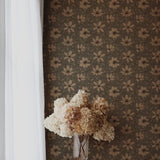 Summer Gray Fredrik Taupe bloemenbehang voor de kinderkamer en babykamer in taupe groen en offwhite kleuren.