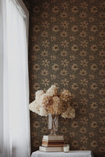 Summer Gray Fredrik Taupe bloemenbehang voor de kinderkamer en babykamer in taupe groen en offwhite kleuren.