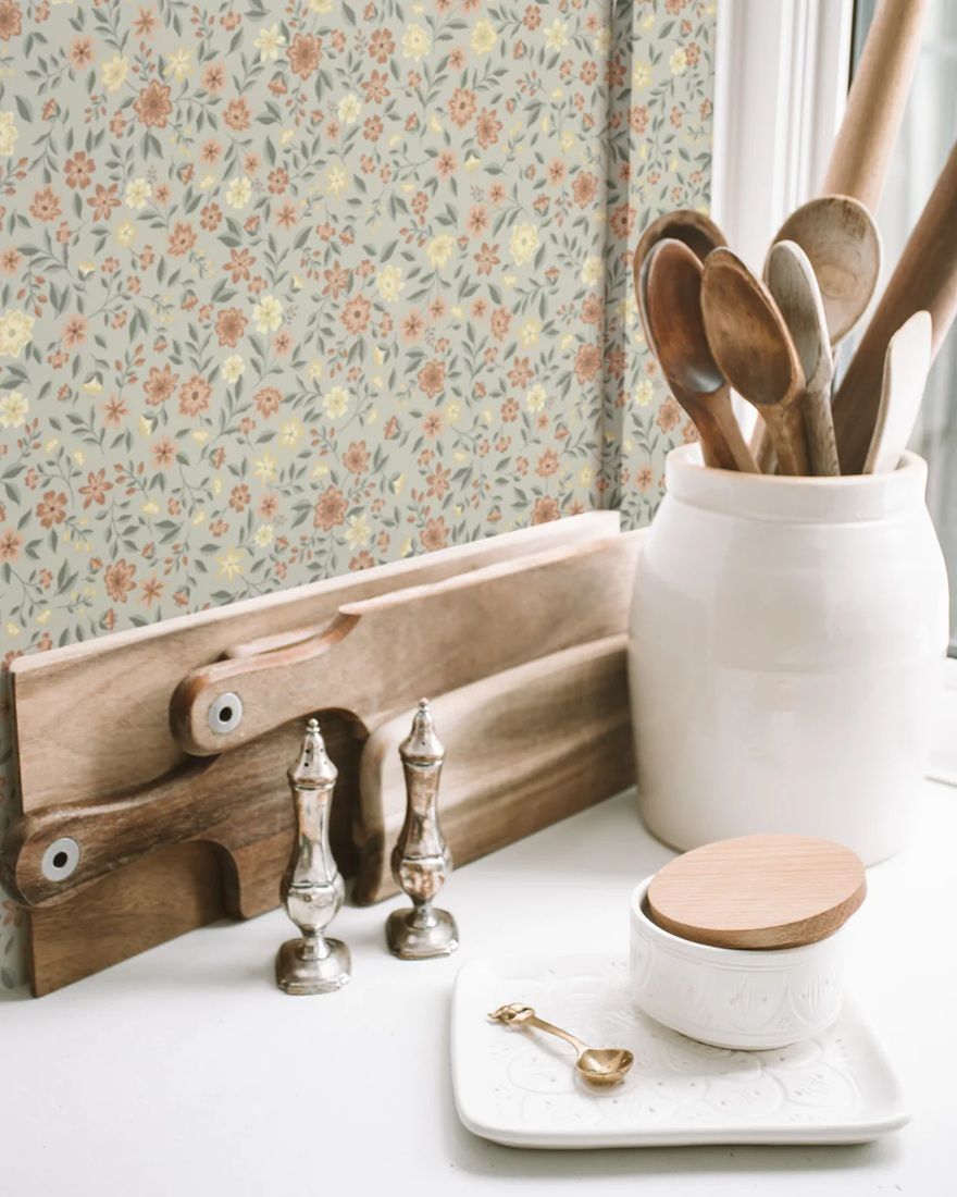 Summer Gray Freja Earth bloemen behang voor de kinderkamer lichtgroen met witte en roze bloemetjes 