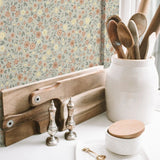 Summer Gray Freja Earth bloemen behang voor de kinderkamer lichtgroen met witte en roze bloemetjes 