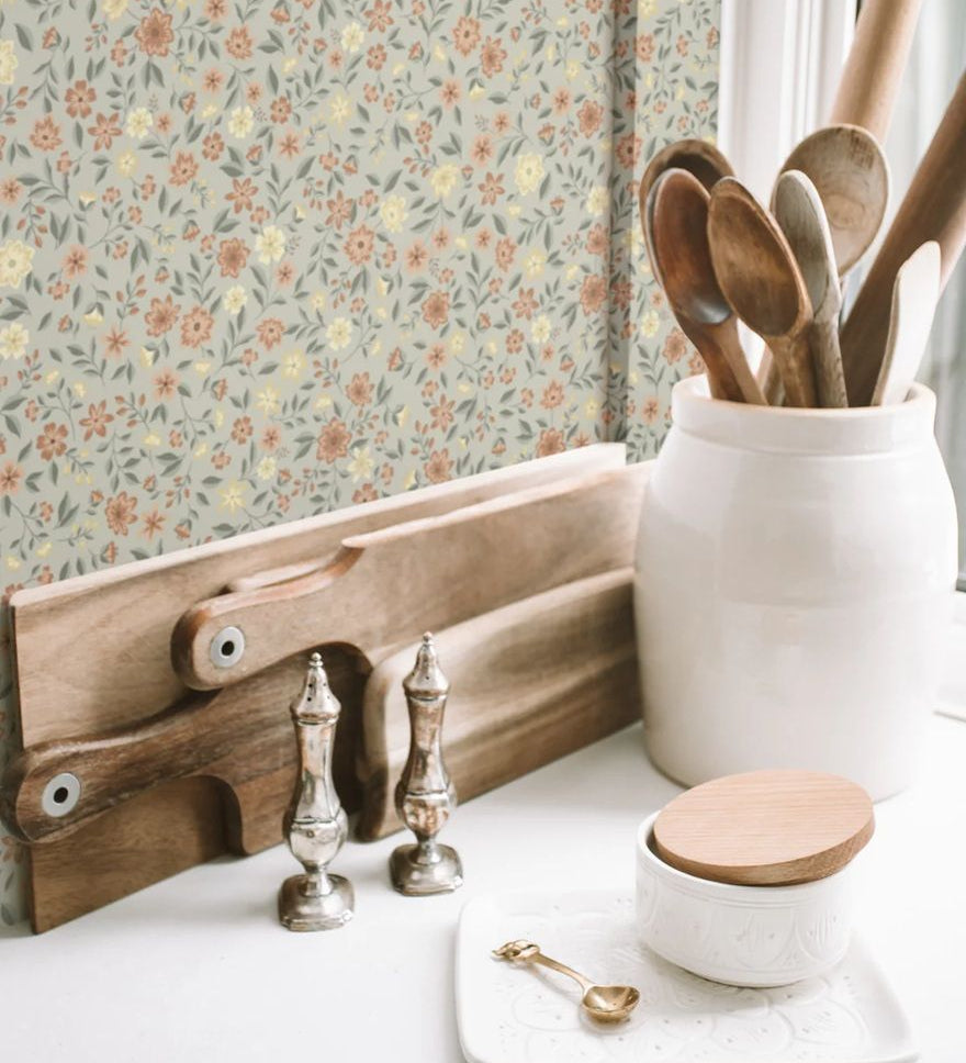 Summer Gray Freja Earth bloemen behang voor de kinderkamer lichtgroen met witte en roze bloemetjes 