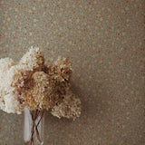 Summer Gray Freja Earth bloemen behang voor de kinderkamer lichtgroen met witte en roze bloemetjes 