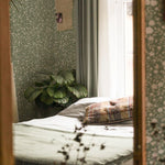 Summer Gray Freja Pasture bloemen behang voor de kinderkamer lichtgroen met witte bloemetjes 