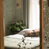Summer Gray Freja Pasture bloemen behang voor de kinderkamer lichtgroen met witte bloemetjes 