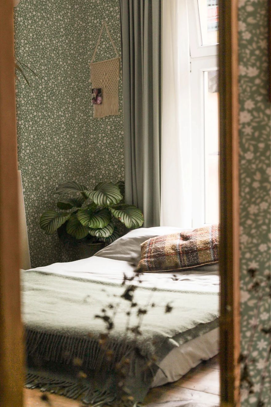 Summer Gray Freja Pasture bloemen behang voor de kinderkamer lichtgroen met witte bloemetjes 