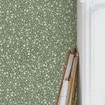 Summer Gray Freja Pasture bloemen behang voor de kinderkamer lichtgroen met witte bloemetjes 