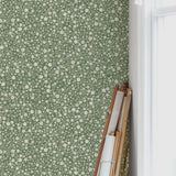 Summer Gray Freja Pasture bloemen behang voor de kinderkamer lichtgroen met witte bloemetjes 