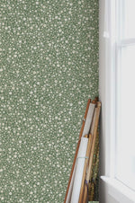 Summer Gray Freja Pasture bloemen behang voor de kinderkamer lichtgroen met witte bloemetjes 