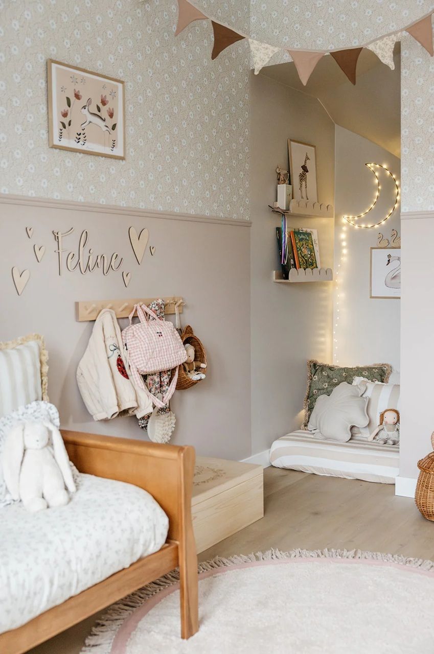 Summer Gray bloemen behang voor de kinderkamer meisjeskamer babykamer apricot  Kicki abrikoos