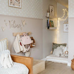Summer Gray bloemen behang voor de kinderkamer meisjeskamer babykamer apricot  Kicki abrikoos