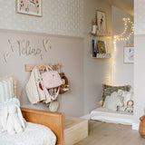 Summer Gray bloemen behang voor de kinderkamer meisjeskamer babykamer apricot  Kicki abrikoos