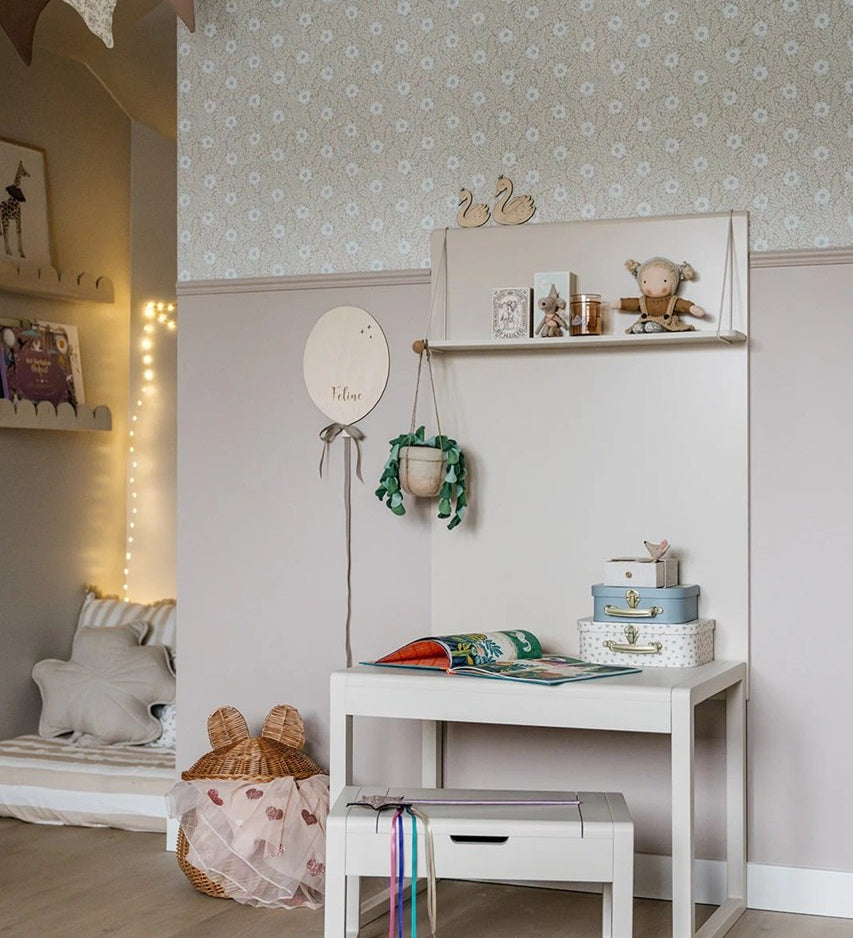 Summer Gray bloemen behang voor de kinderkamer meisjeskamer babykamer apricot  Kicki abrikoos
