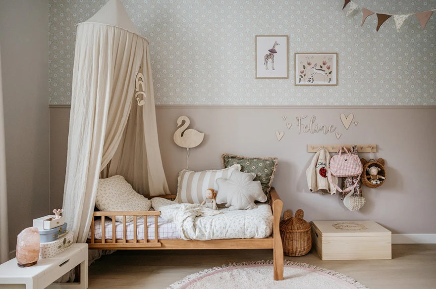 Summer Gray bloemen behang voor de kinderkamer meisjeskamer babykamer apricot  Kicki abrikoos