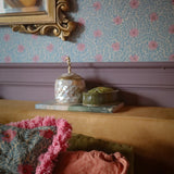Summer Gray bloemen behang voor de kinderkamer blauw met roze Kicki petal pink