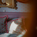 Summer Gray bloemen behang voor de kinderkamer blauw met roze Kicki petal pink