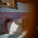 Summer Gray bloemen behang voor de kinderkamer blauw met roze Kicki petal pink