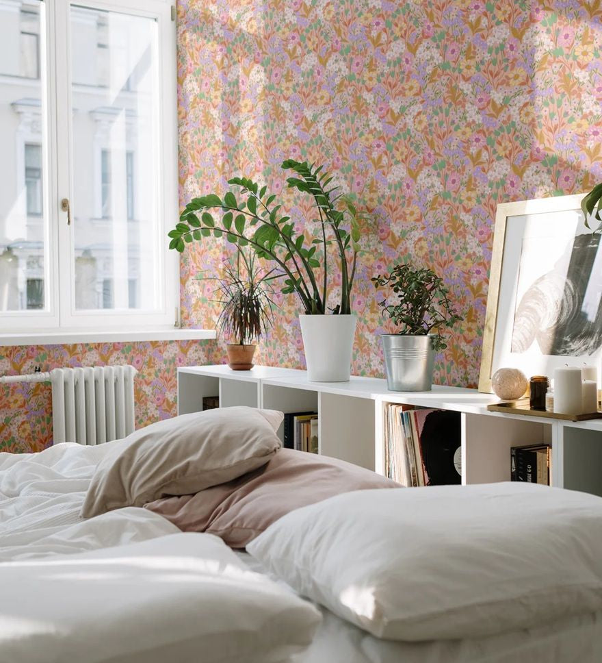 Summer Gray Lola petit bloemenbehang voor meisjeskamer apricot abrikoos roze