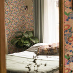 Summer Gray Lola petit bloemenbehang voor meisjeskamer peach perzik roze