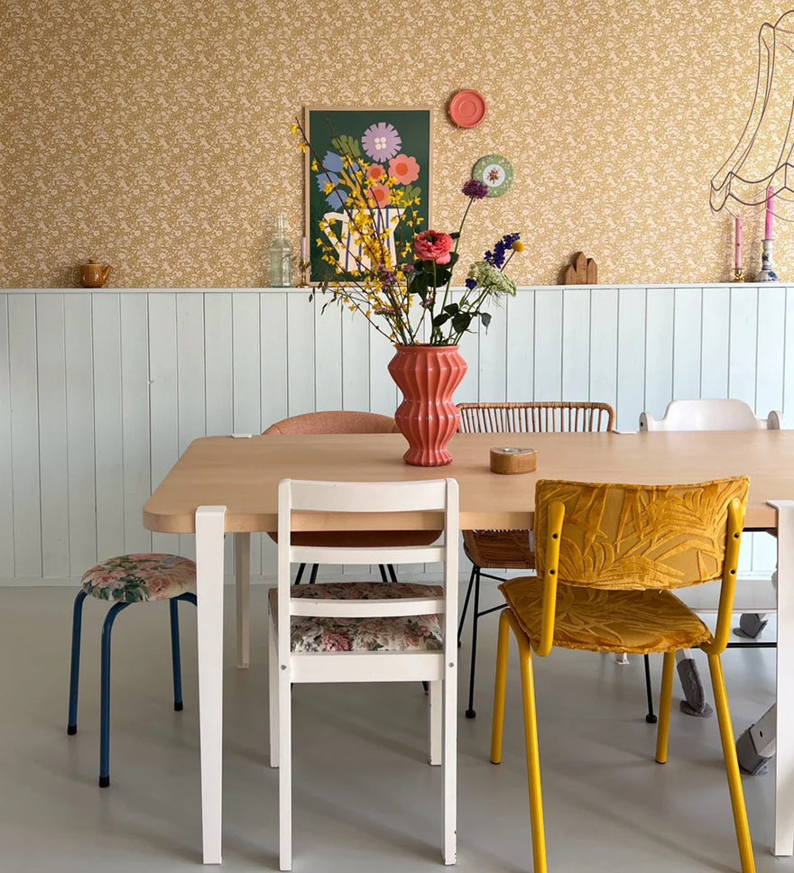 Summer Gray Doris bloemen behang voor de kinderkamer en babykamer mustard okergeel
