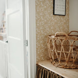 Summer Gray Doris bloemen behang voor de kinderkamer en babykamer mustard okergeel