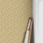 Summer Gray Doris bloemen behang voor de kinderkamer en babykamer mustard okergeel