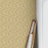 Summer Gray Doris bloemen behang voor de kinderkamer en babykamer mustard okergeel