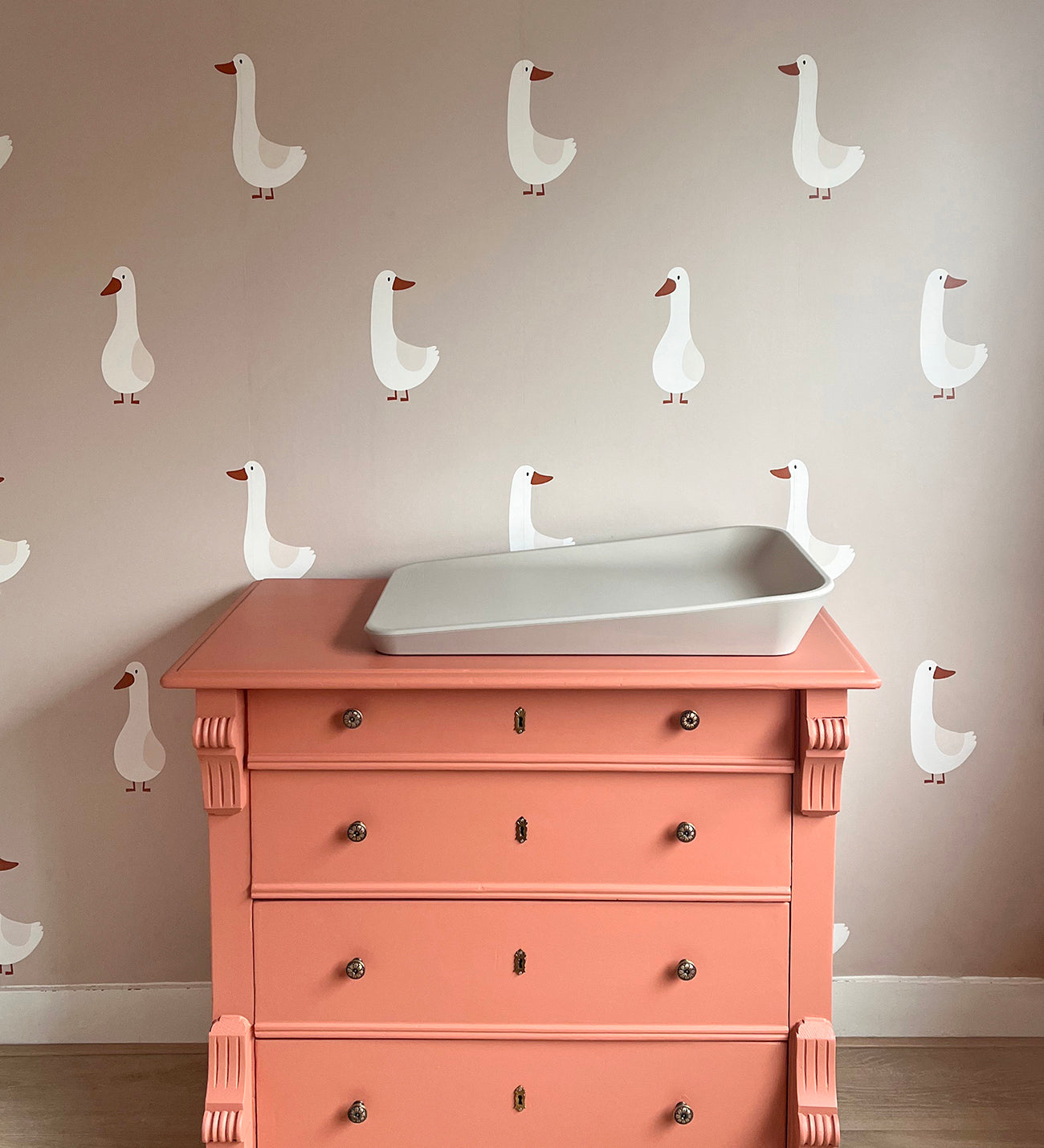 Volpracht Goose behang voor de neutrale kinderkamer en babykamer ganzen beige