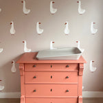 Volpracht Goose behang voor de neutrale kinderkamer en babykamer ganzen beige