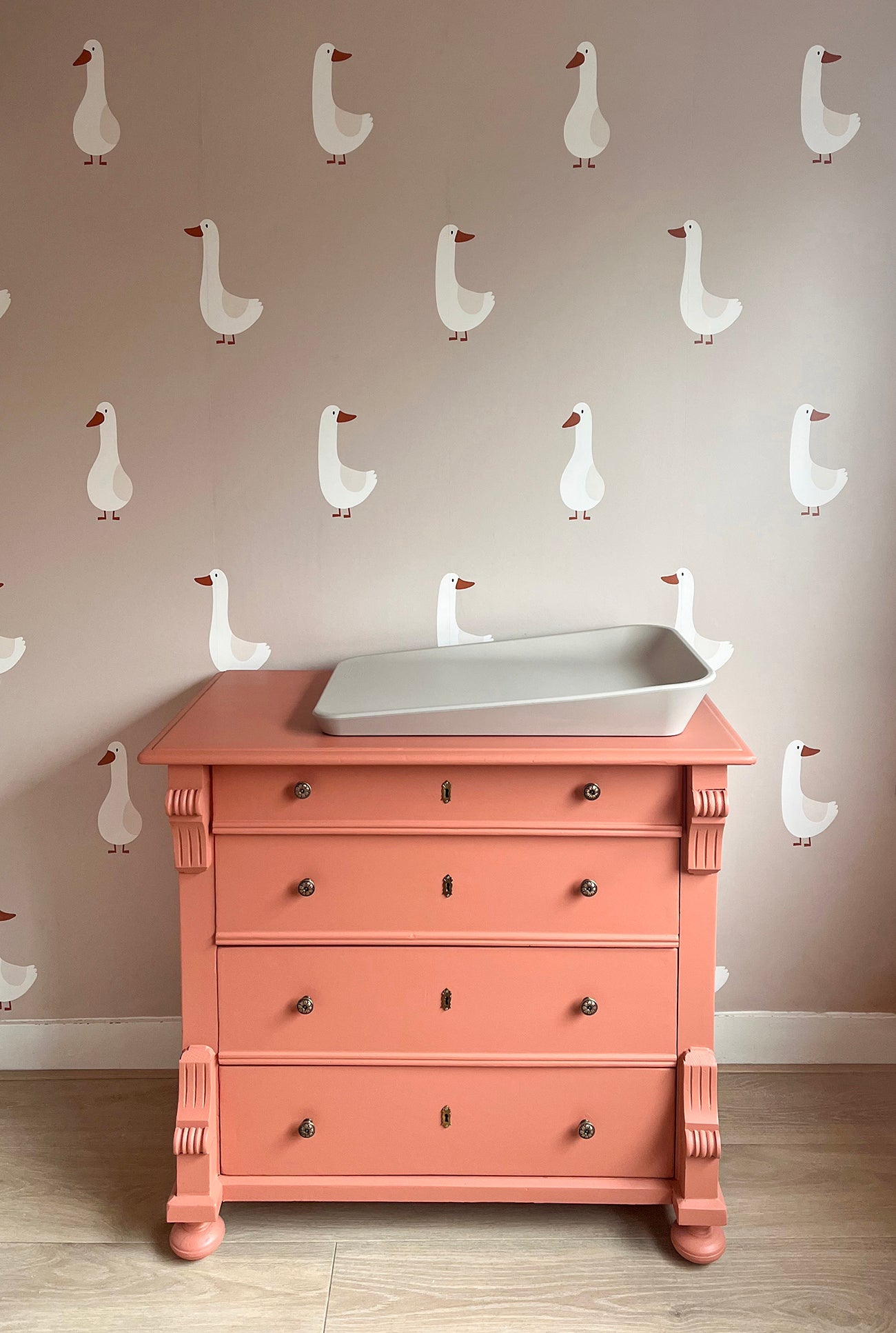 Volpracht Goose behang voor de neutrale kinderkamer en babykamer ganzen beige