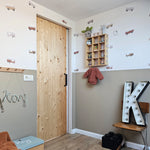 Volpracht Retro Busjes behang voor jongenskamer en babykamer beige neutrale kleuren