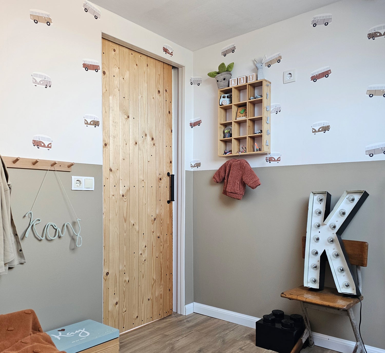 Volpracht Retro Busjes behang voor jongenskamer en babykamer beige neutrale kleuren